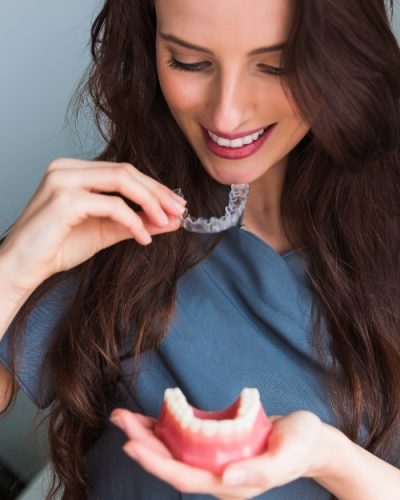 Invisalign-Aligner-in-hand-AdobeStock_509486107-3